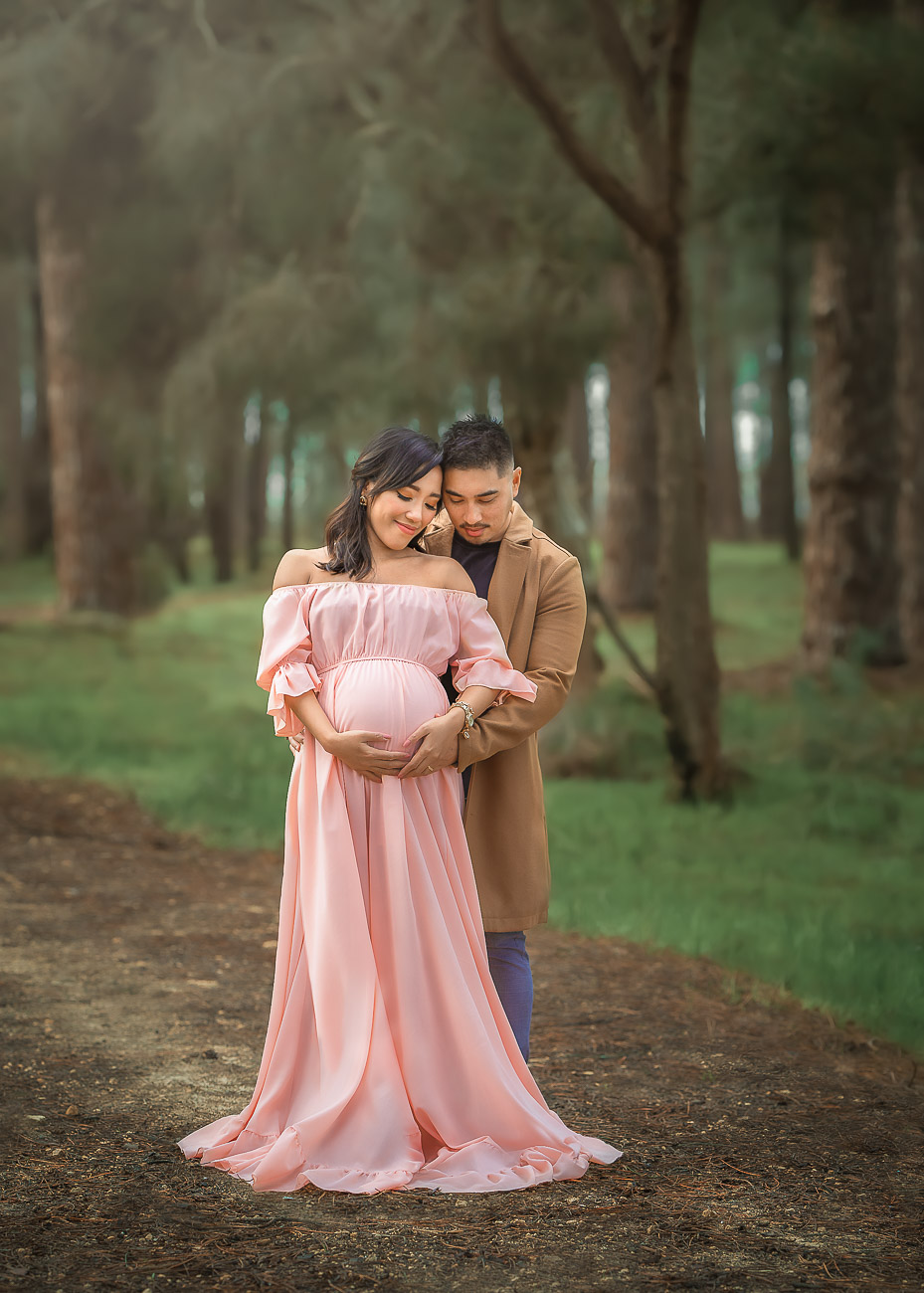 Perth pregnant woman with her husband during photoshoot